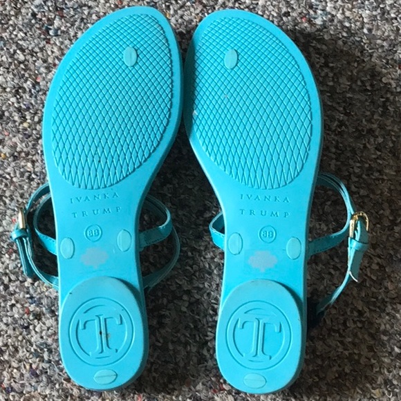 IVANKA TRUMP FLATS, Sz 8B - Picture 7 of 8